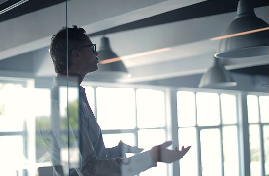 Projectmanager in gesprek in een lichte werkruimte